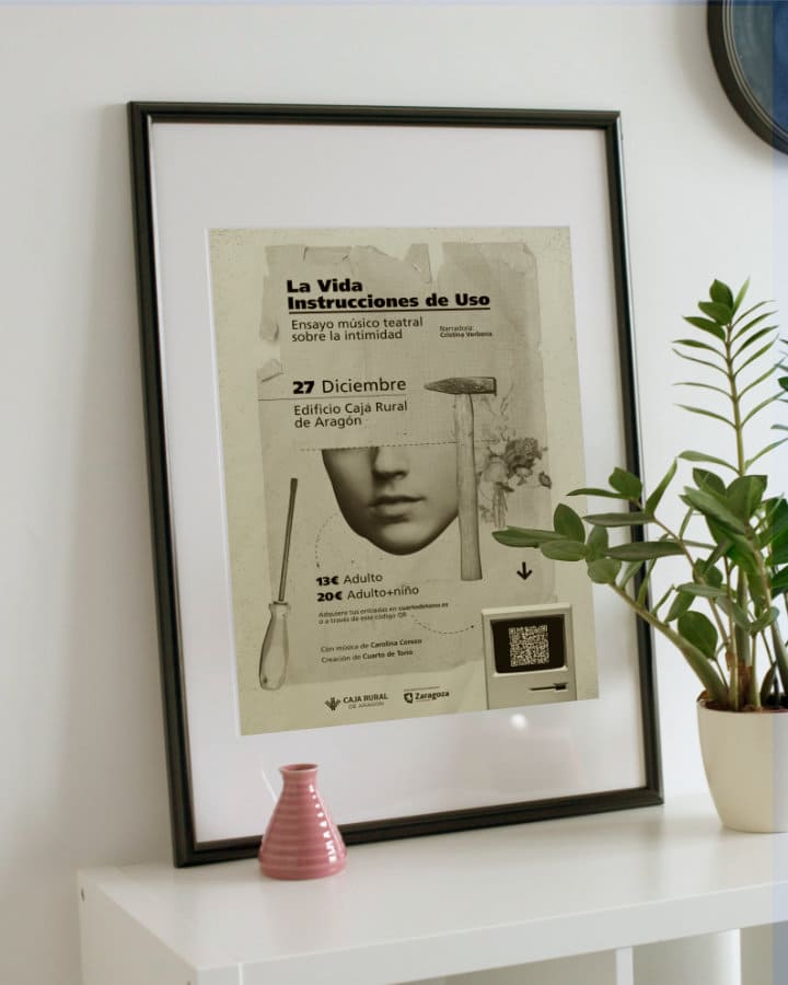 Póster enmarcado con información de la obra 'La Vida: Instrucciones de Uso' de Cuarto de Tono en un ambiente de hogar.