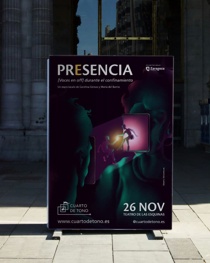 Cartel de 'Presencia' en la puerta de un teatro.