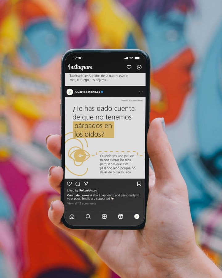 Teléfono móvil mostrando la página de 'Cuarto de Tono' con fondo amarillo.