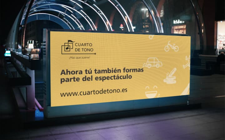 Banner publicitario mostrando un anuncio de 'Cuarto de Tono' con fondo amarillo.