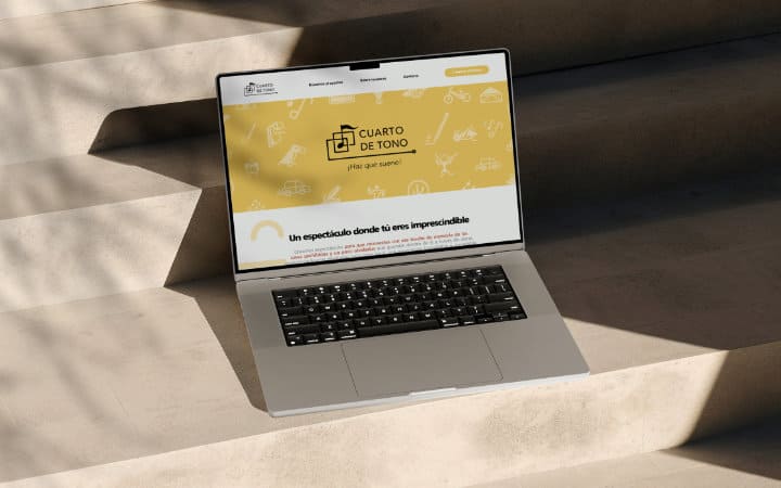 Laptop mostrando la página de 'Cuarto de Tono' con fondo amarillo.