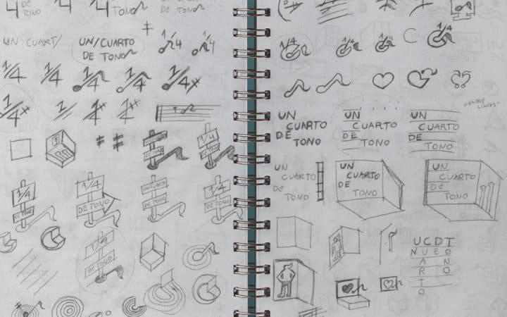 Detalle del proceso de creación de la marca gráfica de Cuarto de Tono en una libreta de bocetos.