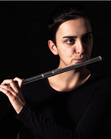 Retrato de María del Barrio Mardomingo en tonos oscuros del ensemble de Cuarto de Tono.