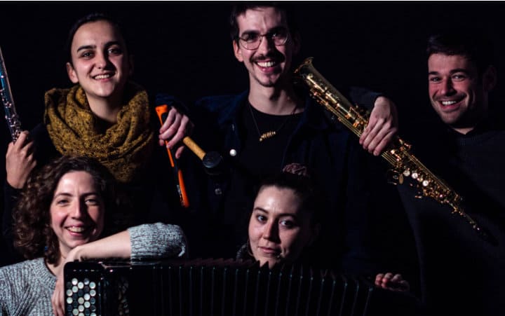 Varios miembros del ensemble de Cuarto de tono en tonos oscuros.